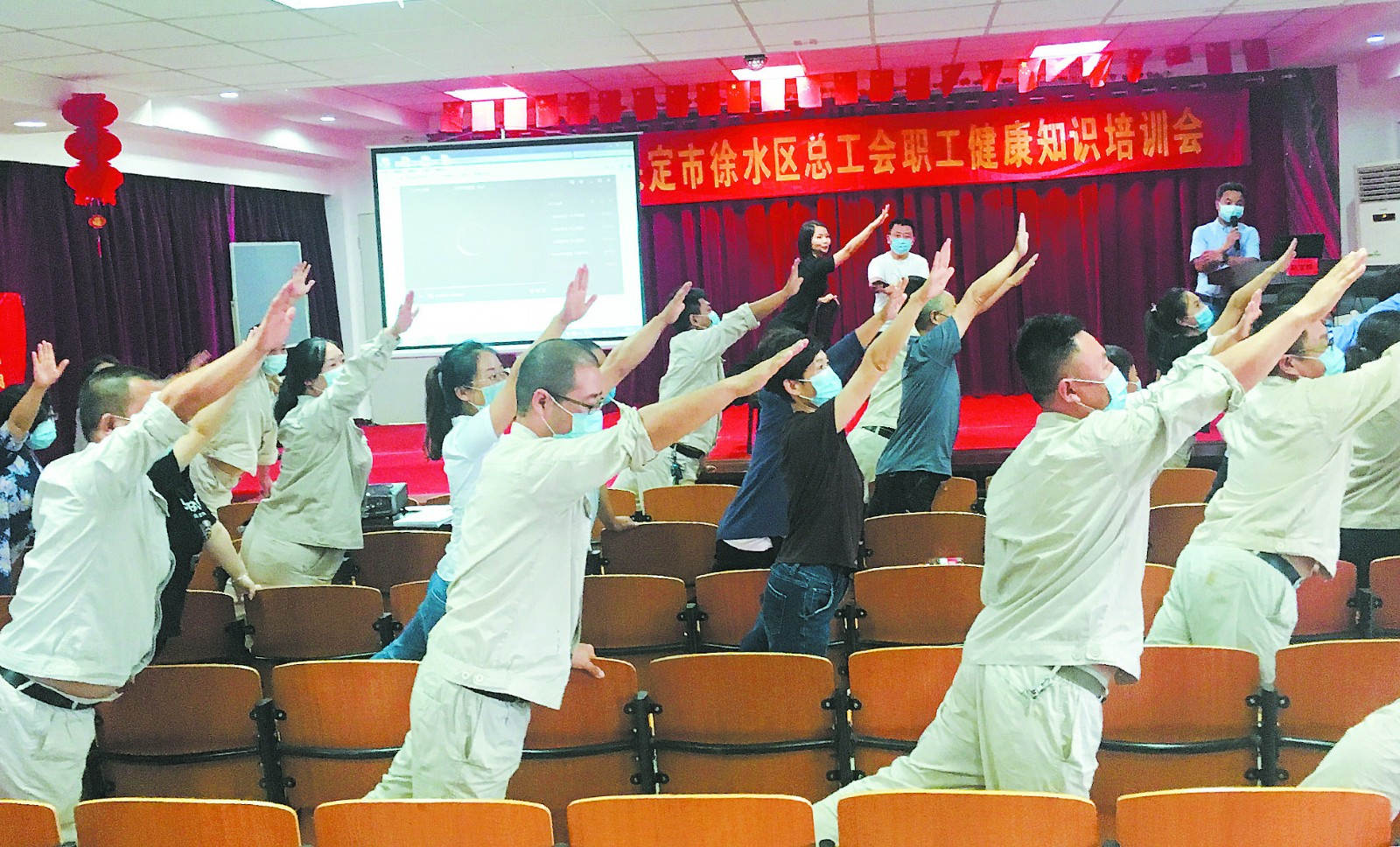 员工现场学习小燕子飞简易颈腰操.jpg