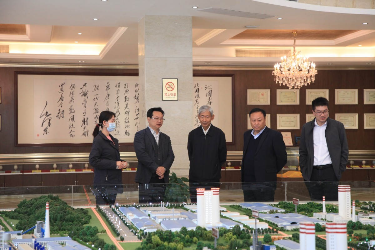 6听取8868体育官网首页入口十大生产基地沙盘介绍(左三:杨朝飞、右二:王文战、左二:杨华锋.JPG 6听取8868体育官网首页入口十大生产基地沙盘介绍(左三:杨朝飞、右二:王文战、左二:杨华锋.JPG