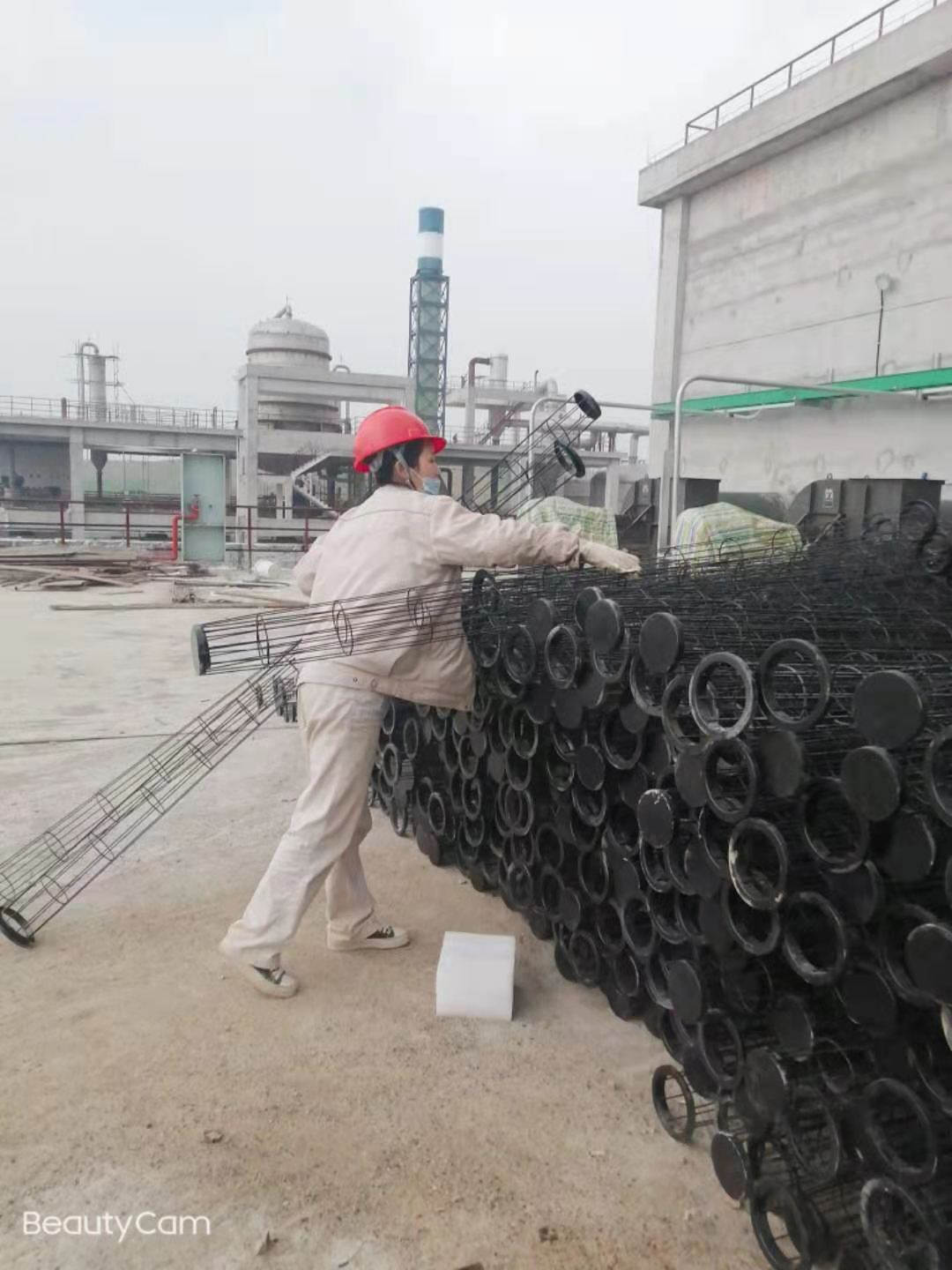刘金欧正在搬运布袋除尘器的骨架.jpg