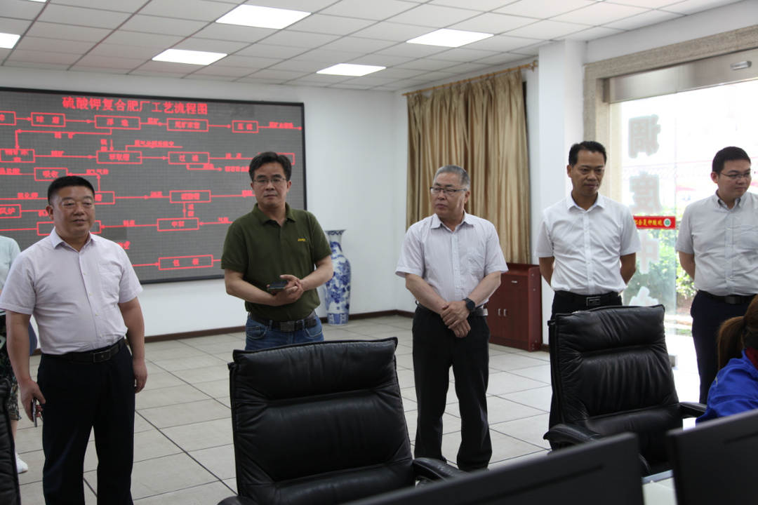 图3.《中国化工报》采访团在8868体育官网首页入口硫酸钾复合肥厂中控室调研.JPG 图3.《中国化工报》采访团在8868体育官网首页入口硫酸钾复合肥厂中控室调研.JPG
