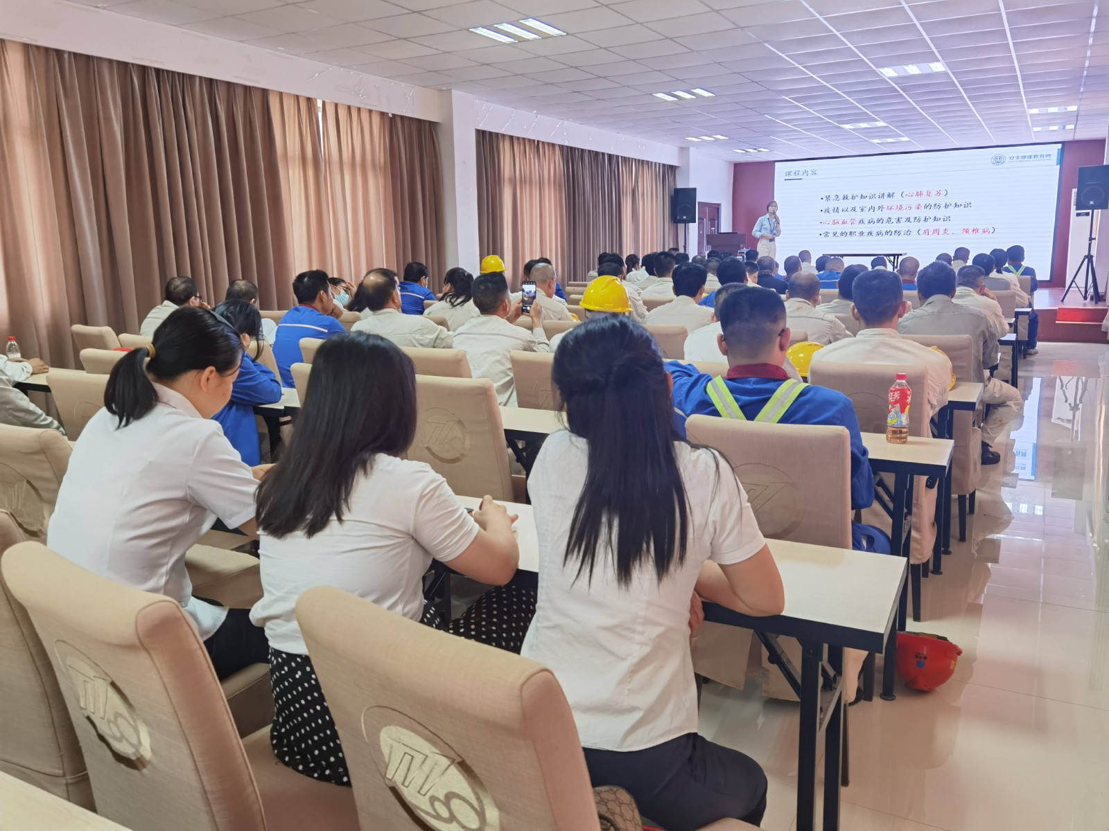 广西8868体育官网首页入口安全健康培训_副本.jpg
