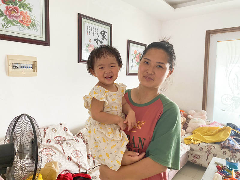 詹力老婆回家后抱着女儿再玩_副本.jpg