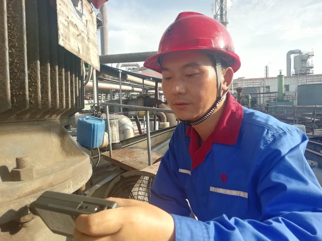 肖云正在检测设备运行情况.jpg 肖云正在检测设备运行情况.jpg