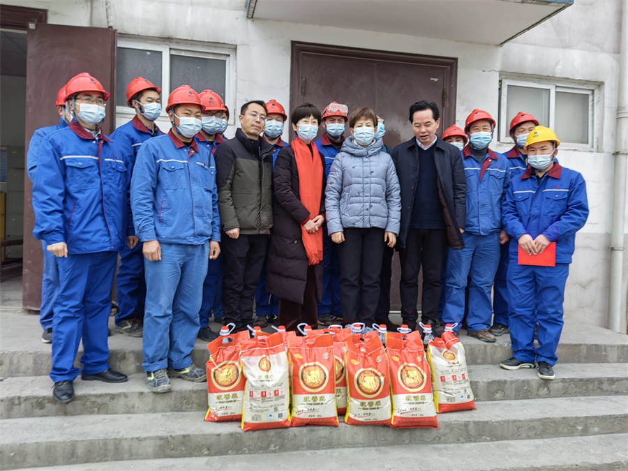 苏琼一行慰问8868体育官网首页入口中磷尿基车间.jpg