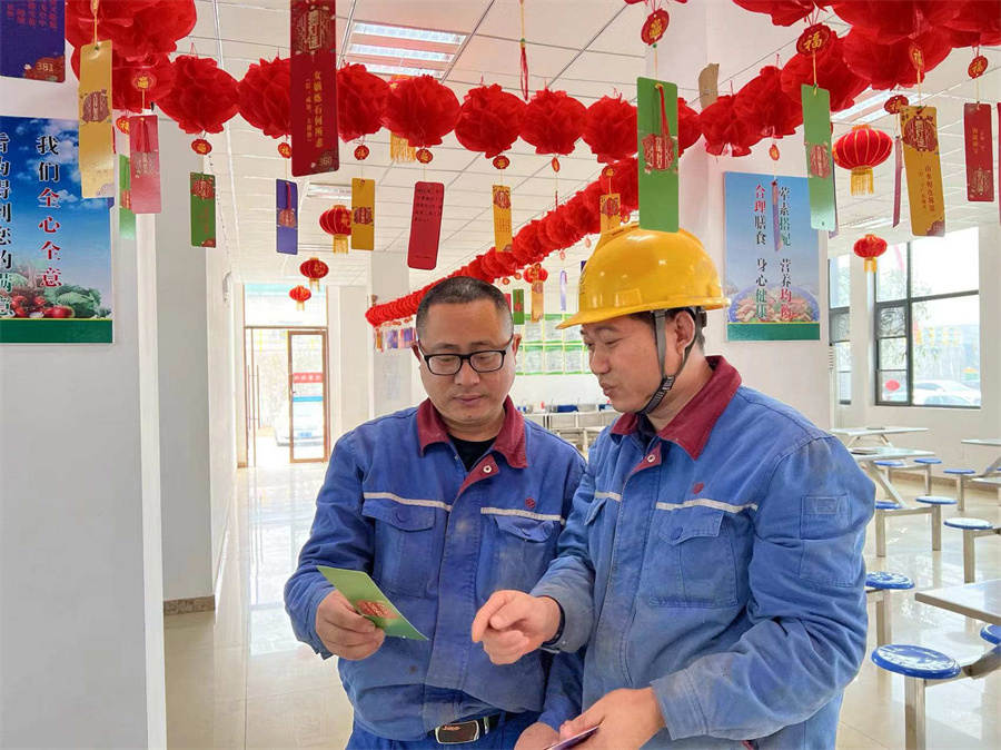 宜昌8868体育官网首页入口员工正在猜灯谜.jpg 宜昌8868体育官网首页入口员工正在猜灯谜.jpg