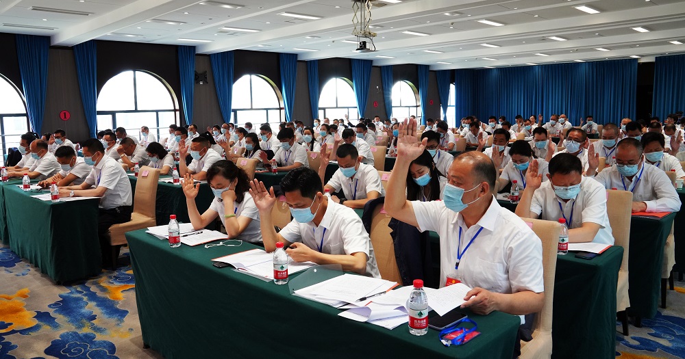 参会代表举手表决.jpg