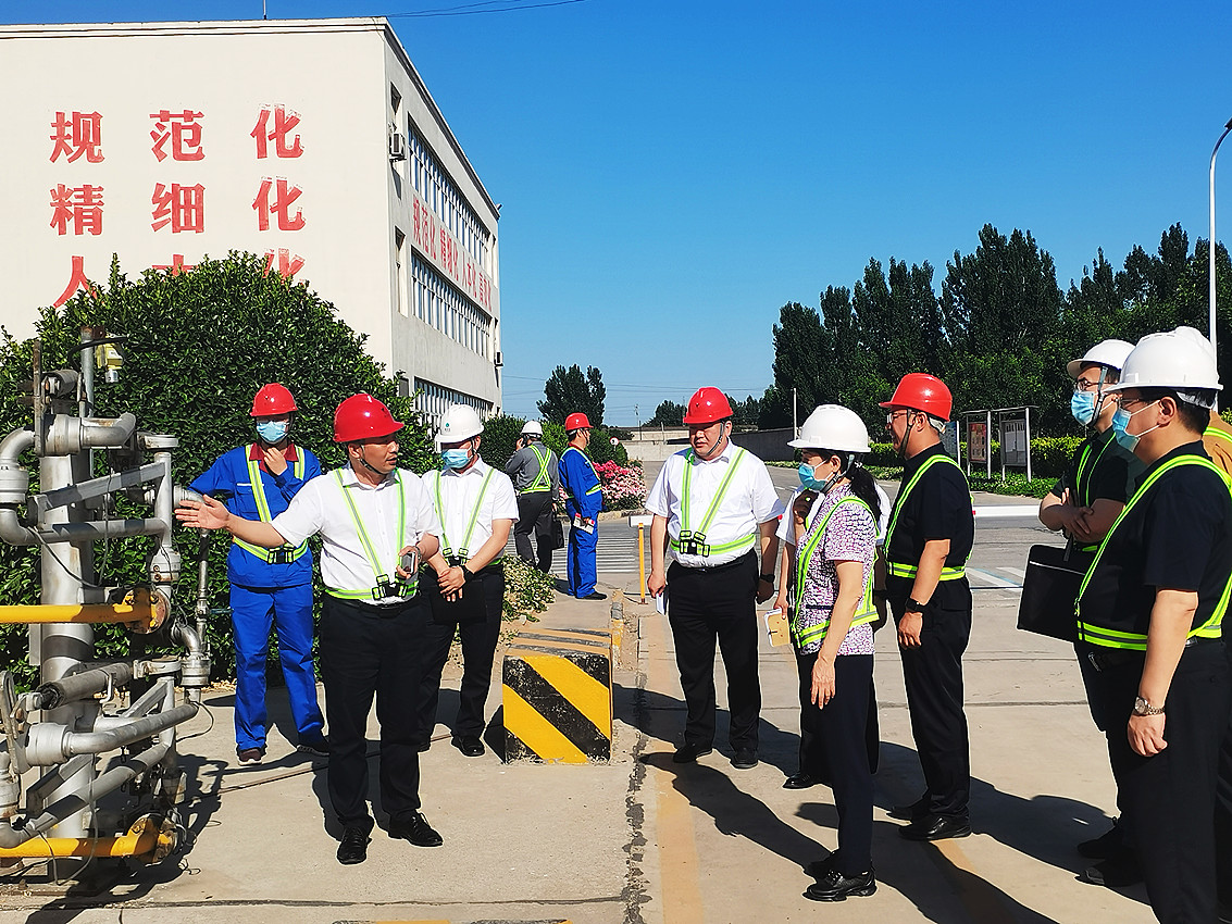 5月26日，国务院安委会综合检查组魏丽萍（右四）一行，在河北省、保定市、徐水区有关领导陪同下，前往河北8868体育官网首页入口督导检查安全生产相关工作，该公司总经理周文乾（左二）热情接待。.jpg