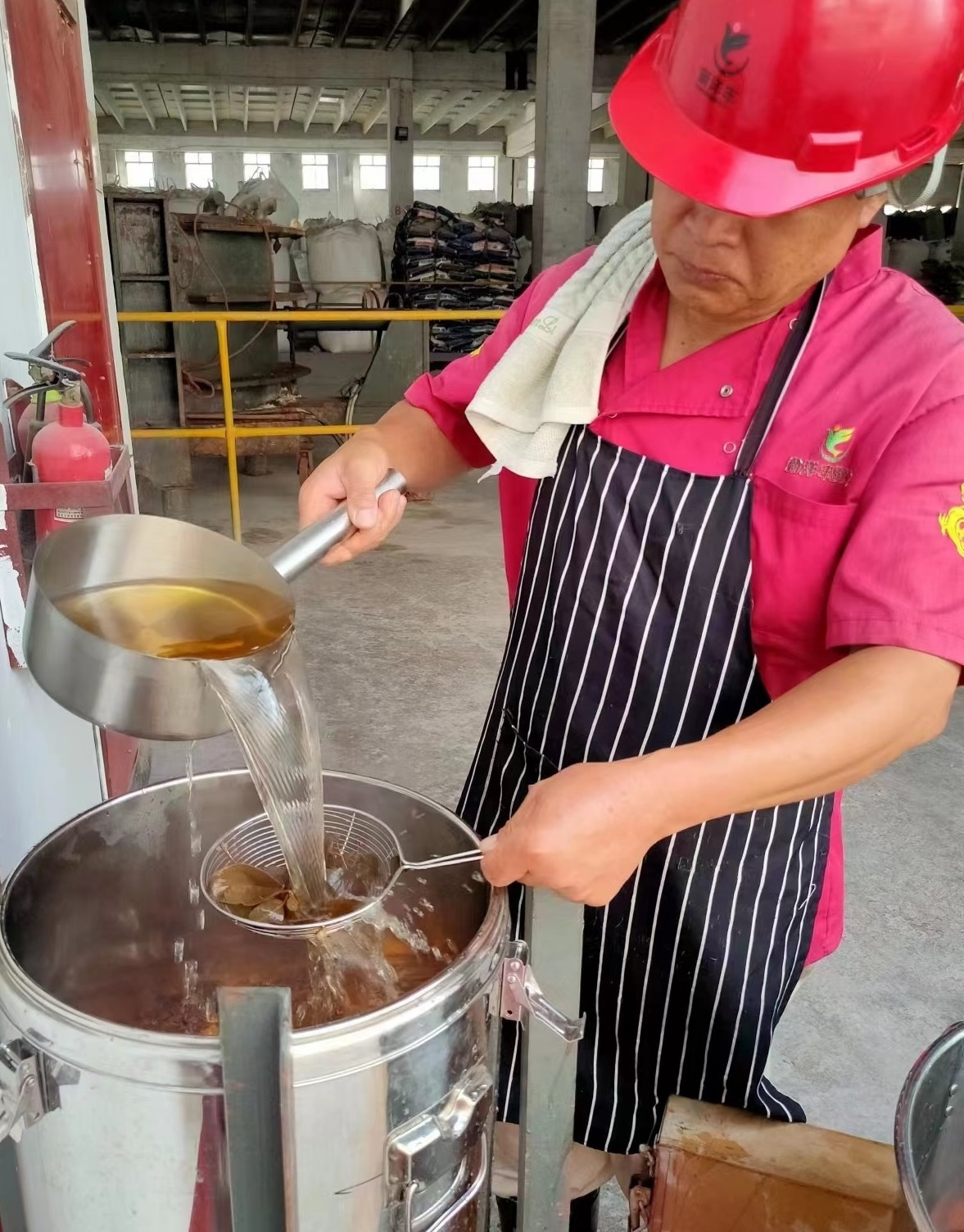 河北8868体育官网首页入口为职工准备凉茶.jpg