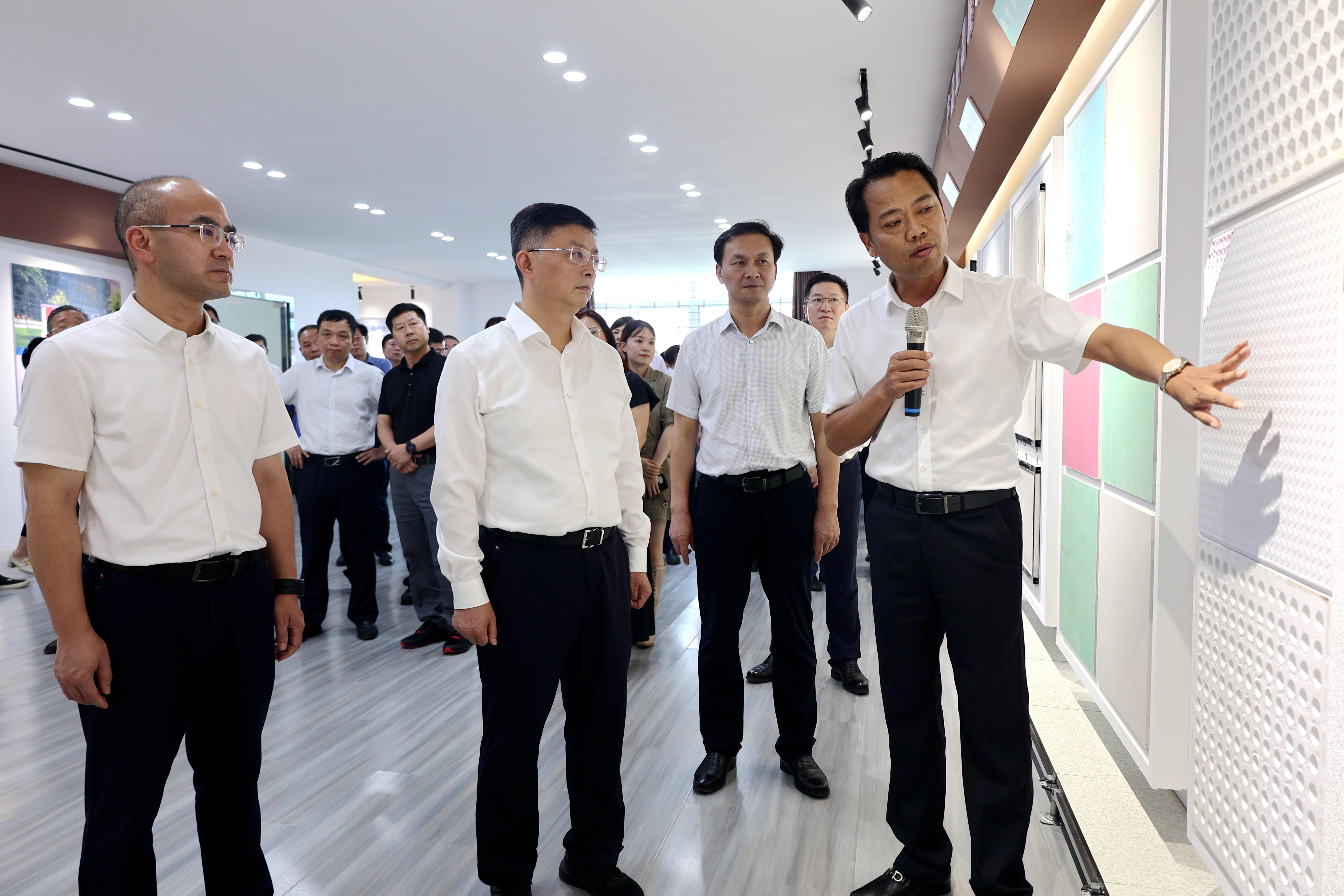 李维峰(前排右)正在向李涛(前排中)、江稳(前排左)等领导介绍磷石膏制各类产品.jpg 李维峰(前排右)正在向李涛(前排中)、江稳(前排左)等领导介绍磷石膏制各类产品.jpg