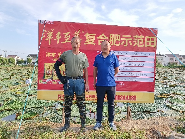 与种植户合影.jpg