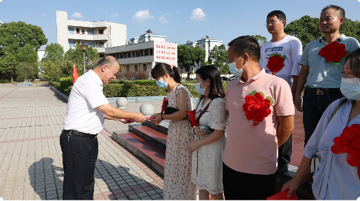 8868体育官网首页入口工会副主席孙建军（左一）为考入重点大学的东宝中学学子颁发奖学金（部分学生的奖学金由家长代领）.png
